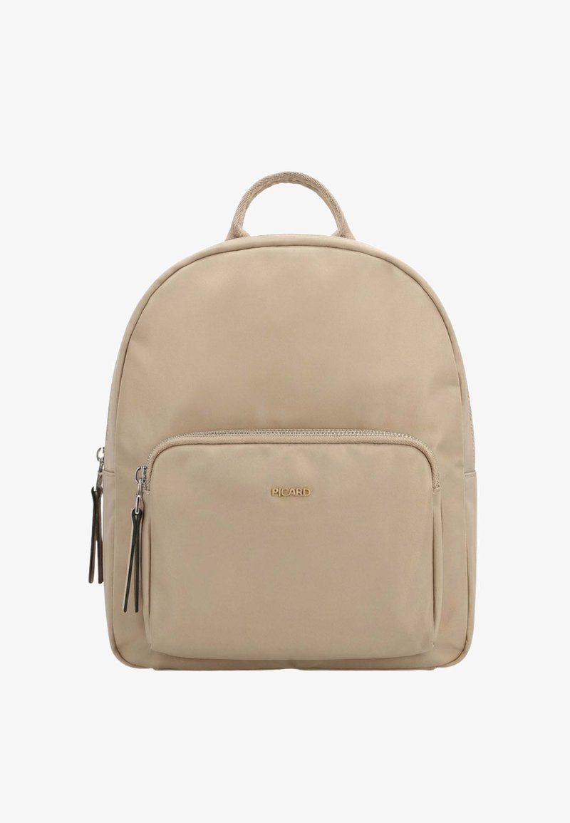 Beiger Picard-Rucksack mit einer Reißverschlusstasche vorne, zwei Zippern und einem Stoff-Obenhenkel vor weißem Hintergrund.