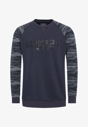 Sudadera azul marino con mangas de patrón gris texturizado. Presenta un cuello y puños acanalados. En el frente muestra el logo "GABBANO" en letras gruesas.
