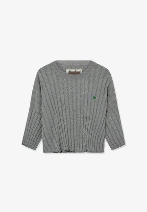 Grijze geribbelde gebreide trui met lange mouwen en een klein groen geborduurd logo op de linkerbovenborst, platgelegd op een witte achtergrond.