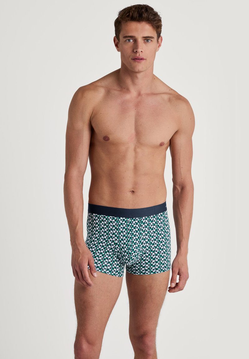 Herenboxershorts met een patroon in groen, wit en marineblauw, elastische tailleband en een slim fit. Gemaakt van katoen.