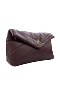 Borsa a tracolla in pelle trapuntata marrone scuro con catena dorata e logo con iniziali intrecciate in oro sulla patta anteriore.