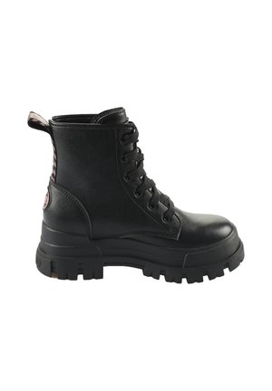 Schwarze Leder-Kampfstiefel mit dicker Profilsohle, Schnürung vorne und Stoff-Schlaufenzugschlaufe an der Ferse mit pink-schwarzem Muster.