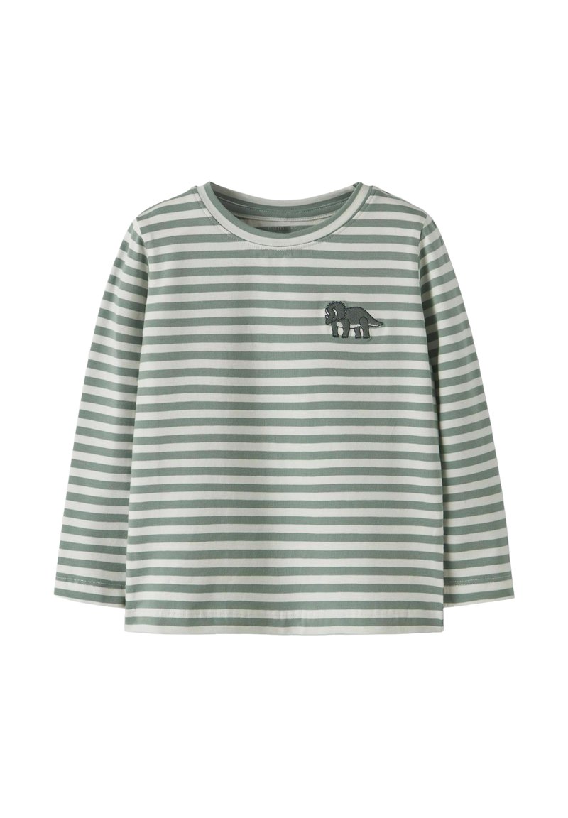 Grün-weißt gestreiftes Langarmshirt mit Rundhals und kleinem grauen Dinosaurier-Patch auf der linken Brust.