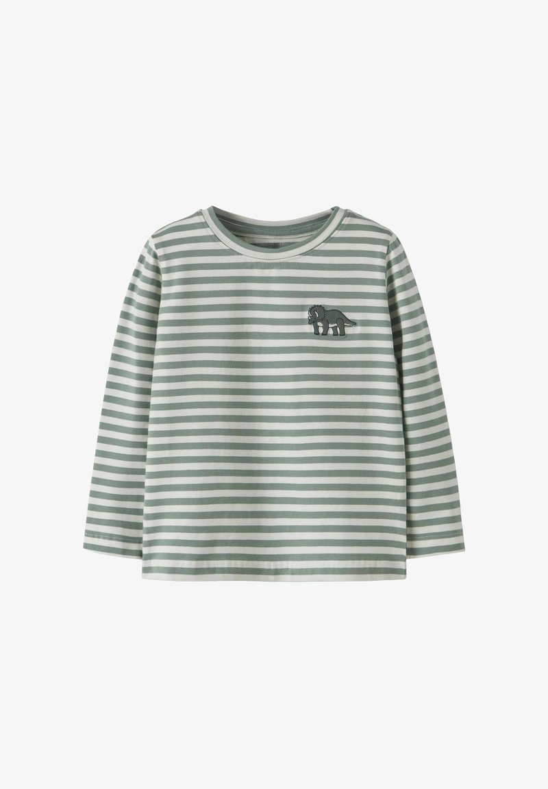 Grün-weißt gestreiftes Langarmshirt mit Rundhals und kleinem grauen Dinosaurier-Patch auf der linken Brust.