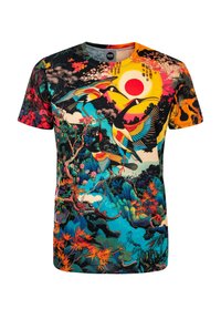 Camiseta de manga corta con un vibrante diseño multicolor que presenta grúas, un sol y elementos florales sobre un fondo negro. Material de mezcla de algodón.
