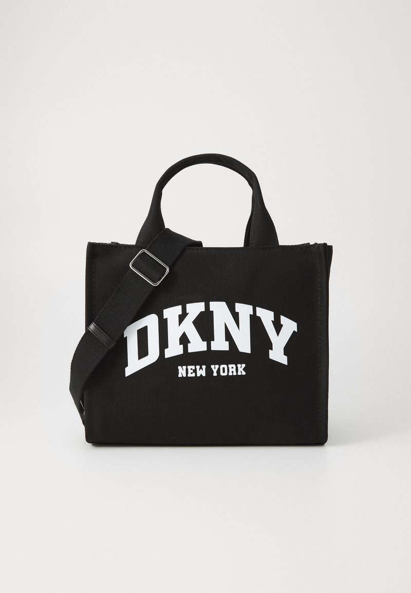 Saco de lona preto com fecho zip, apresentando o logo "DKNY NEW YORK" em letras grandes brancas, alças curtas e uma alça de ombro ajustável.