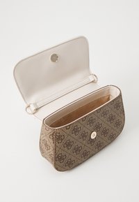 Brun mønstret clutch laget av syntetisk materiale med gullsnapplås. Innvendig er den beige stoff. Kompakt, avrundet rektangulær form.