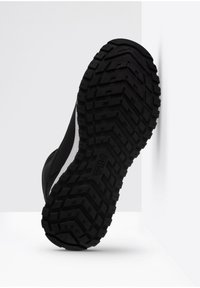 Zwarte sportieve schoen zool met een kenmerkend profiel, voorzien van gestructureerd rubber voor grip en een witte zijaccent. Fila-logo weergegeven.