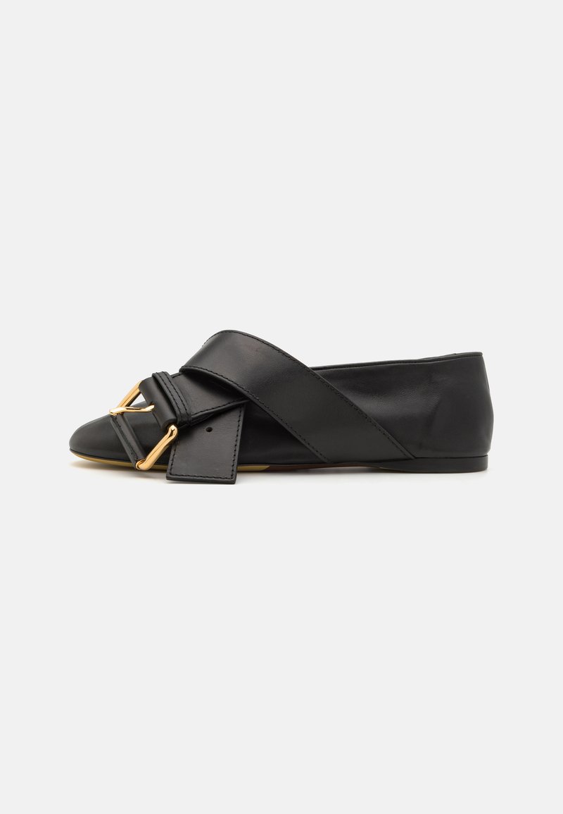 MOSCHINO - BELTED UP - Riemchenballerina - nero, Vergrößern