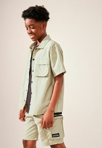 Next SHORT SLEEVES UTILITY AND SET - REGULAR FIT - Cargobukser - neutral