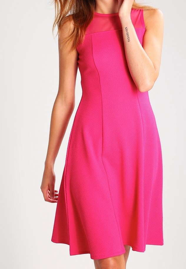 Fuchsia ärmlös klänning i ett strukturerat tyg, med en åtsittande överdel och en utsvängd kjol, med en genomskinlig halsringning som accent.