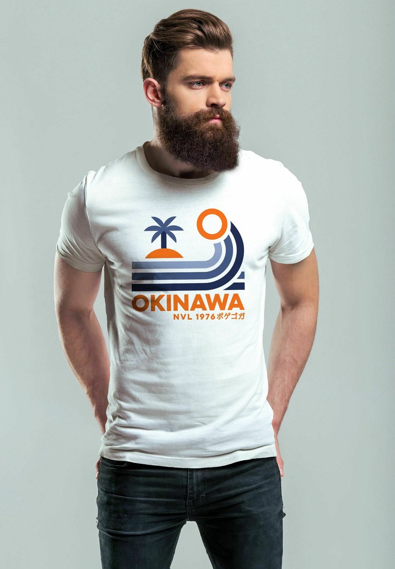 Weißes Baumwoll-T-Shirt mit einem grafischen Druck, der Palmen, eine Sonne und Wellen in Dunkelblau und Orange zeigt. Der Text lautet "OKINAWA NVL 1976."
