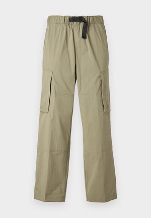 Pantalons cargo olive clair avec taille élastique et ceinture, dotés de deux poches latérales et d'une texture lisse, conçus pour le confort et la fonctionnalité.