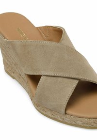 Nine West UPENZA 4FX - Iešļūcenes ar papēdi - sand