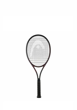 Schwarzer Tennisschläger mit fest gespannten Saiten und ergonomischem Griff, zentriert auf weißem Hintergrund.
