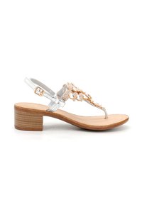 Sandali con tacco trasparente che presentano un design argento e oro con accenti decorativi, una forma a infradito e una suola in morbido color tan.