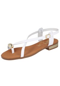 Sandal con tiras blancas y un acento dorado, con un pequeño tacón cuadrado. Presenta una suela marrón y una correa ajustable en el tobillo para un ajuste seguro.