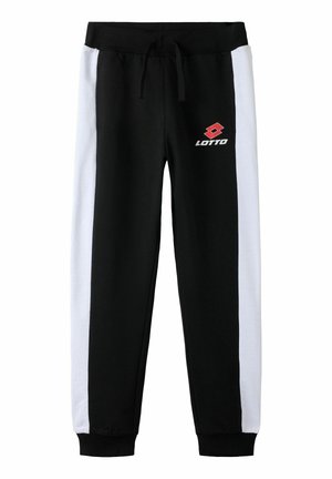 Pantalones jogger negros con rayas blancas laterales, puños de canalé, cintura con cordón y un logo rojo de Lotto en el muslo izquierdo.