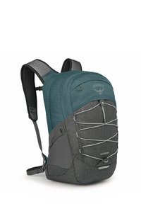 Lo zaino Osprey Quasar presenta una parte superiore in tessuto verde scuro, una parte inferiore grigia, molteplici tasche esterne e un cordino elastico per lo stoccaggio.
