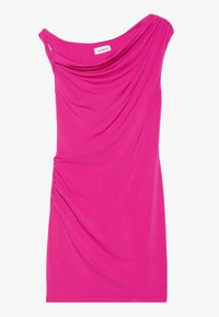 Fuchsia draperad klänning med design för ena axeln. Har mjukt tyg, rynkning på sidan och en kroppsnära silhuett.