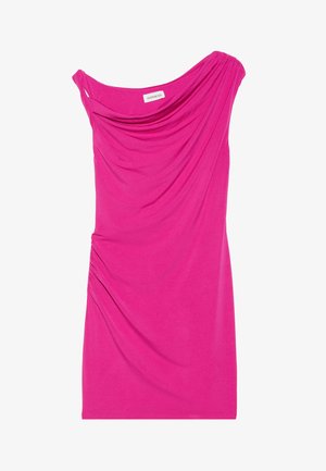 Haljina od fuksije s jednim ramenom. Sadrži meki materijal, nabore sa strane i oblikovanu siluetu.