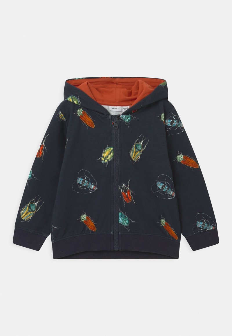 Sweat à capuche pour enfants bleu marine avec fermeture éclair complète, doublure intérieure orange et imprimés colorés de scarabées verts, rouges et bleus dispersés sur le tissu.