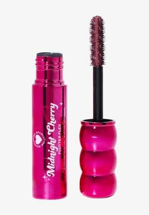 Mascara bordeaux in un tubo lucido rosa con un design sinuoso. La spazzola ha setole appuntite per l'applicazione. L'etichetta recita "Midnight Cherry Flutter Flex."