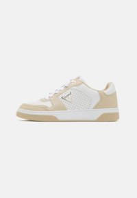 Sneaker beige e bianco in pelle con dettagli perforati, punta rotonda, suola in gomma spessa e accentuazione a triangolo con marchio sul lato.