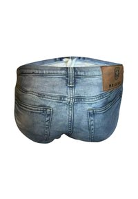 Blaue Jeansshorts mit realistischem Design der hinteren Taschen, einem Faux-Leder-Logoschild mit der Aufschrift "MR UKKO" und Kordelzugverschluss.