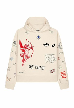 Sweat à capuche beige avec cupidon rouge, yeux noirs, texte manuscrit « JE T'AIME », dés, papillons, oiseaux, et répétition de « AMOUR » en rouge sur la manche droite.