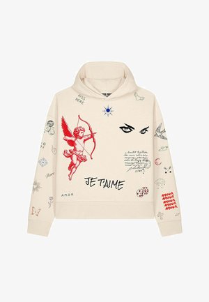 Sweat à capuche beige avec cupidon rouge, yeux noirs, texte manuscrit « JE T'AIME », dés, papillons, oiseaux, et répétition de « AMOUR » en rouge sur la manche droite.
