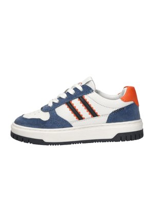 Witte sneaker met navy suède overlays, oranje hielstuk, zigzag oranje en zwarte strepen, witte veters en zwarte rubberen zool.
