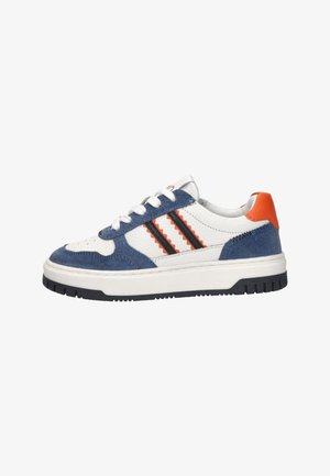 Witte sneaker met navy suède overlays, oranje hielstuk, zigzag oranje en zwarte strepen, witte veters en zwarte rubberen zool.