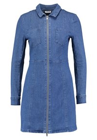 Denimová šaty s dlouhými rukávy, přiléhavý střih, zipové zapínání vpředu, dvě náprsní kapsy a klasický límec v středně modré barvě.