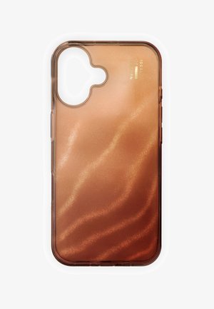 Transparente Handyhülle in schimmerndem Kupferfarben mit welliger Textur. Mit Aussparungen für Kamera und Tasten, die ein schlankes Design zeigen.