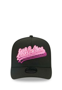 Schwarze Snapback-Kappe mit einem erhabenen, pink gestickten "Athletics"-Logo auf der Vorderseite und einem flachen Schirm, mit einer strukturierten Form und texturiertem Stoff.