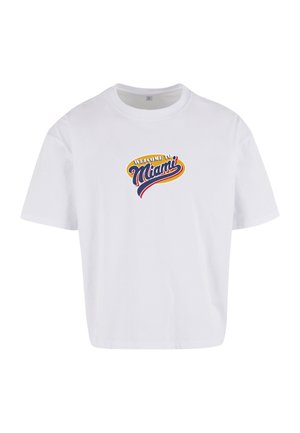 Biele bavlnené tričko s farebnou grafikou "Vitajte v Miami" v strede, s voľným strihom a krátkymi rukávmi.