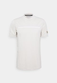 Ljusbeige kortärmad t-shirt med ståkrage, med ett vitt horisontellt rand över bröstet och en logotagsetikett på ärmen.