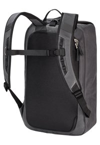 Schwarzer Rucksack in rechteckiger Form, mit strapazierfähigem Außenmaterial, gepolsterten Trägern und einer seitlichen Reißverschlusstasche für zusätzlichen Stauraum.