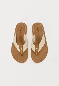 Sandale flip-flop din piele maro cu o curea împletită de culoare crem, având un accent aurie și cusături albe contrastante pe o talpă texturată.