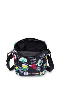 Bolso negro de bandolera con logos y diseños coloridos de equipos de la NBA. Hecho de tela resistente con cierre de cremallera y correa ajustable.