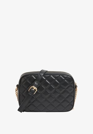 Czarna pikowana skórzana torebka na ramię z złotym łańcuszkiem, zamknięciem na zamek i regulowanym paskiem. Prostokątny kształt z teksturowanym wzorem.