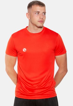 Rotes, kurzärmliges Sport-T-Shirt mit rundem Halsausschnitt und kleinem weißen Logo auf der linken Brust. Glattes, leichtes Material.