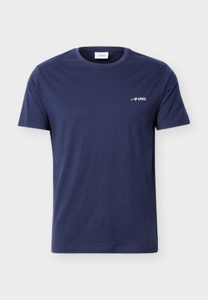Μπλε ναυτικό κοντομάνικο T-shirt με στρογγυλή λαιμόκοψη και μικρό λευκό λογότυπο "ARKK" στο αριστερό στήθος.