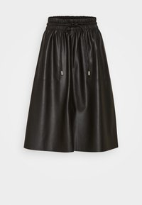 Svart midikjol i syntetläder med resår i midjan och dragsko, med en något utsvängd silhuett och sydda fickdetaljer.