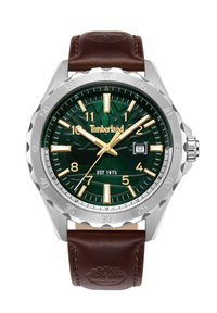 Timberland rokas pulksteņi ar nerūsējošā tērauda korpusu, zaļu teksturētu ciparnīcu, zelta tonī marķieriem un brūnu ādas siksniņu ar logotipu.