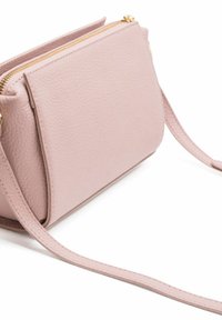 Borsa a tracolla in pelle texturizzata rosa con hardware dorato, chiusura con zip e una tracolla sottile. Presenta una forma rettangolare con linee pulite.