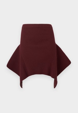 Saia de malha canelada cor bordô com forma ampla e bainha assimétrica, apresentando um tecido texturizado e cintura ajustada.