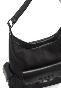 Borsa a spalla sintetica nera con una texture liscia, apertura con zip e una tasca frontale con patta dotata di un accento metallico.