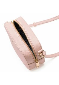 Borsa a tracolla in pelle rosa chiaro con accessori dorati, chiusura con zip e superficie testurizzata; tracolla regolabile con un accento a forma di anello.